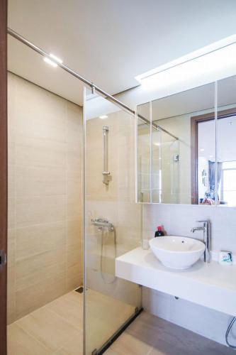 Phòng tắm căn hộ Vinhomes Central Park Bán căn hộ 2 phòng ngủ Vinhomes Central Park, đầy đủ nội thất, view thành phố thoáng mát, sổ hồng đầy đủ.