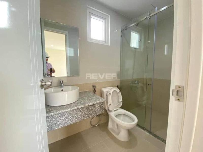 Phòng tắm căn hộ Diamond Riverside Căn hộ Diamond Riverside nội thất cơ bản, tầng cao đón gió mát.