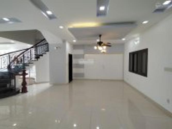 PHÒNG KHÁCH biệt thự KDC Nam Long Q7 Biệt thự KDC Nam Long nội thất cơ bản, tông trắng, thiết kế hiện đại.
