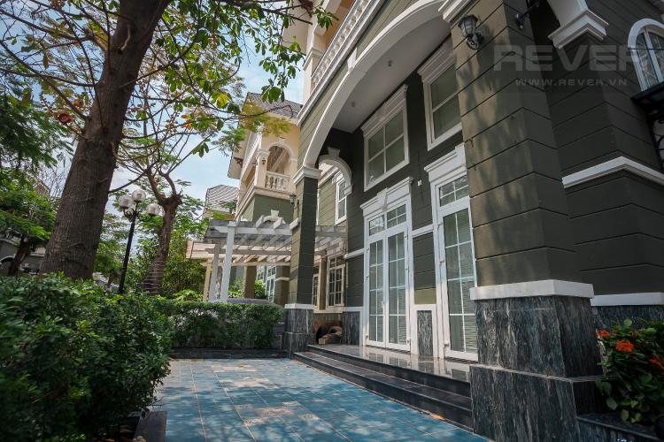 Sân biệt thự Nhà Bè Bán hoặc cho thuê biệt thự KDC Kim Long, Nhà Bè, diện tích đất 10x21m, đầy đủ nội thất cao cấp, cửa hướng Nam