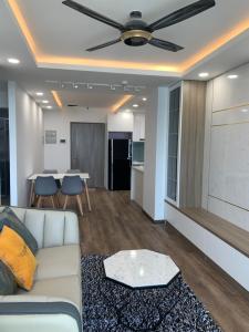 phòng khách căn hộ Saigon South Residence Bán căn hộ đầy đủ nội thất Saigon South Residence view sông thoáng mát.