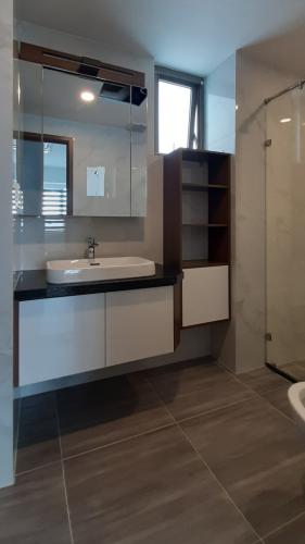 Nhà vệ sinh Saigon South Residence  Căn hộ Saigon South Residence tầng trung, đầy đủ nội thất, hướng Tây.