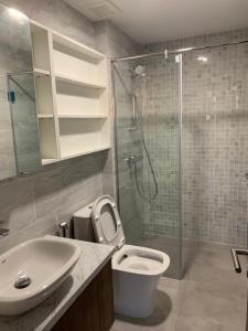 Nhà vệ sinh căn hộ 2PN KingDom 101 Cho thuê căn hộ Kingdom 101 thuộc tầng trung, diện tích 79m2 2PN