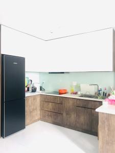 Phòng bếp căn hộ The Gold View Căn hộ The Gold View 2 phòng ngủ view tầng cao nhìn ra hồ bơi.