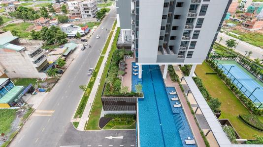 View từ căn hộ One Verandah Căn hộ One Verandah nội thất cơ bản, sàn lót gỗ, nhiều cửa kính.