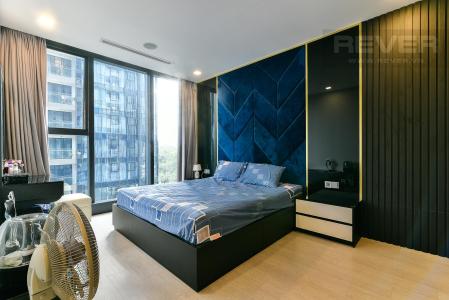 Phòng ngủ căn hộ Vinhomes Golden River Bán hoặc cho thuê Vinhomes Golden River 2PN, tháp The Aqua 1, đầy đủ nội thất, view sông và nội khu