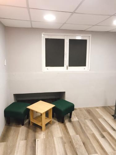 Phòng khách nhà phố Quận 7 Nhà phố diện tích sử dụng 30.8m2, có sổ hồng và pháp lý rõ ràng.