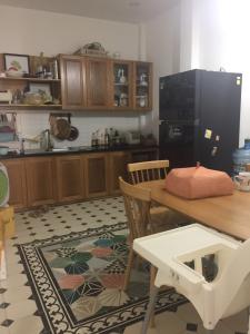 Bán nhà hẻm 76 Tôn Thất Thuyết, Quận 4, nội thất cơ bản, gần Nhà thờ Xóm Chiếu