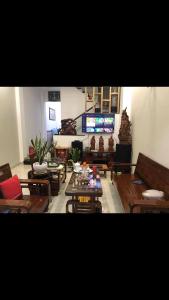 Phòng khách nhà phố quận 9 Bán nhà hẻm 1 sẹc 3 tầng Quận 9, diện tích 4x12.5m, sổ hồng pháp lý đầy đủ, giao nhà ngay.