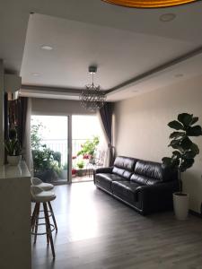 Phòng khách căn hộ Sunsire City Căn hộ Sunrise City khu North ban công lớn view thành phố thoáng mát.