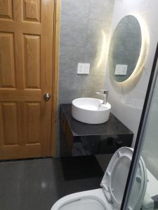 Nhà vệ sinh SSR Căn hộ Saigon South Residence đầy đủ nội thất, thiết kế hiện đại.