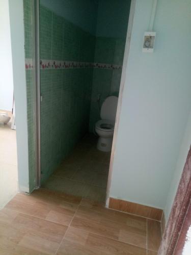 Nhà vệ sinh nhà phố đường Đỗ Xuân Hợp Nhà phố hẻm Đỗ Xuân Hợp 42.3m2, nội thất đầy đủ, hướng Tây.