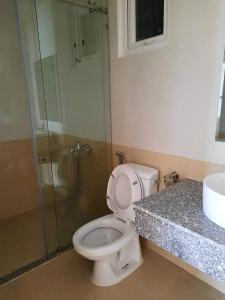 phòng vệ sinh căn hộ diamond riverside Căn hộ Diamond Riverside tầng cao, view thoáng mát.