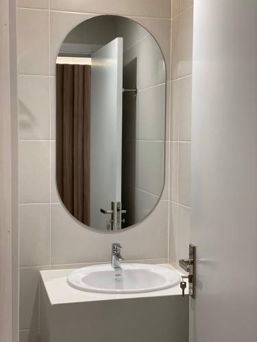 Nhà vệ sinh Saigon South Residence Căn hộ Saigon South Residence tầng thấp, nội thất cơ bản hiện đại.