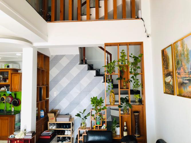 Phòng khách nhà Hoàng Hoa Thám, Bình Thạnh Nhà Hoàng Hoa Thám Bình Thạnh, nội thất gỗ, sân thượng thoáng mát.