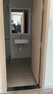 Toilet căn hộ SAFIRA KHANG ĐIỀN Bán căn hộ Safira Khang Điền 2PN, tầng thấp, nội thất cơ bản, ban công Tây Bắc