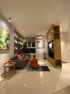 Phòng khách căn hộ The Park Residence Bán căn hộ view thành phố The Park Residence tầng cao, đầy đủ nội thất.