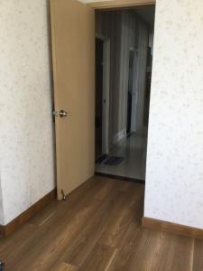 Phòng ngủ Oriental Plaza, Tân Phú Căn hộ Oriental Plaza nội thất cơ bản, ban công hướng Đông Nam.