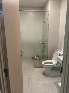 Toilet nhà phố Quận 9 Bán nhà đường Võ Văn Hát, Quận 9, sổ hồng, hướng Tây Nam, cách THPT Long Trường 400m