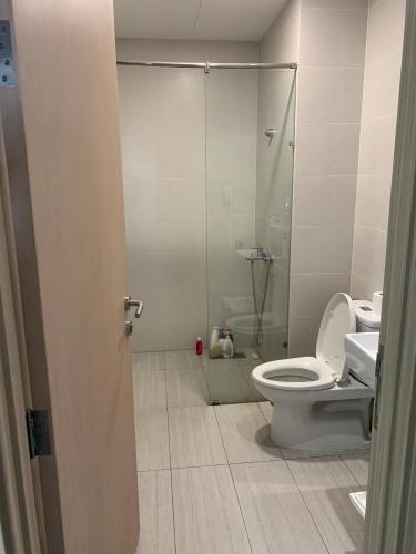 Toilet nhà phố Quận 9 Bán nhà đường Võ Văn Hát, Quận 9, sổ hồng, hướng Tây Nam, cách THPT Long Trường 400m