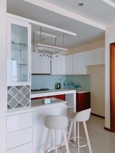 Bàn ăn căn hộ THẢO ĐIỀN PEARL Cho thuê căn hộ Thảo Điền Pearl thuộc tháp 1 tầng thấp, diện tích 98m2 - 2 phòng ngủ, đầy đủ nội thất