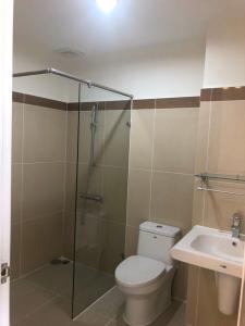 phòng vệ sinh era town  Bán căn hộ Era Town tầng cao, thiết kế hiện đại, nội thất cơ bản.