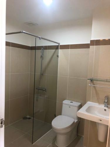 phòng vệ sinh era town  Bán căn hộ Era Town tầng cao, thiết kế hiện đại, nội thất cơ bản.