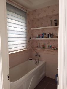 Nhà phố Nhà Bè Bán nhà cách Bệnh viện Nhà Bè hơn 500m, nội thất cơ bản.