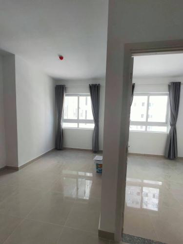 Bên trong Topaz Home 2 Căn hộ Topaz Home 2 tầng thấp, nội thất cơ bản, view thoáng mát.