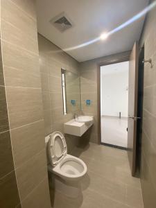 Toilet Vinhomes Grand Park Quận 9 Căn hộ Vinhomes Grand Park tầng 5, view nội khu mát mẻ.