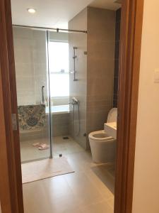 Toilet Sunrise City, Quận 7 Căn hộ Sunrise City tầng cao, ban công hướng nội khu thoáng mát.