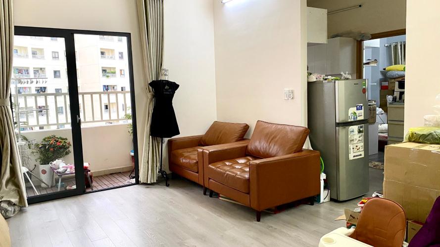 phòng khách chụp từ cửa chính vào Căn hộ Tecco Town tầng trung, ban công hướng Tây Nam.