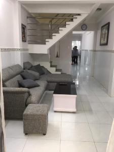 Phòng khách nhà phố đường Huỳnh Tấn Phát, Quận 7 Nhà phố hướng Nam diện tích đất 56m2, sổ hồng bàn giao ngay.