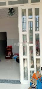 Phòng khách nhà phố hẻm Quận 9 Nhà phố quận 9 diện tích 63m2, sân trước rộng rãi.