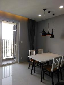 Phòng khách căn hộ Vista Verde Căn hộ Vista Verde có nội thất đầy đủ, view thành phố tuyệt đẹp.