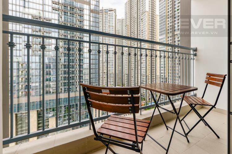 Ban công Căn hộ Vinhomes Central Park tầng trung, tòa Landmark 6, 4 phòng ngủ, full nội thất