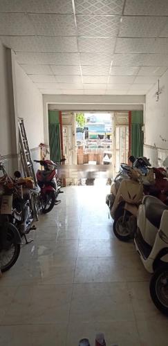 Sân trước nhà phố Mễ Cốc, Quận 8 Nhà phố mặt tiền quận 8, view sông hướng Tây Bắc.