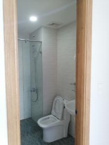 Nhà vệ sinh Bcons Suối Tiên Căn hộ Bcons Suối Tiên tầng thấp, đầy đủ nội thất tiện nghi.