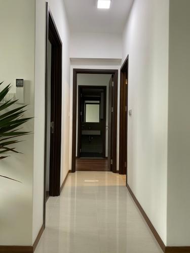 Hành lang căn hộ One Verandah Căn hộ One Verandah đầy đủ nội thất, ban công thoáng mát.