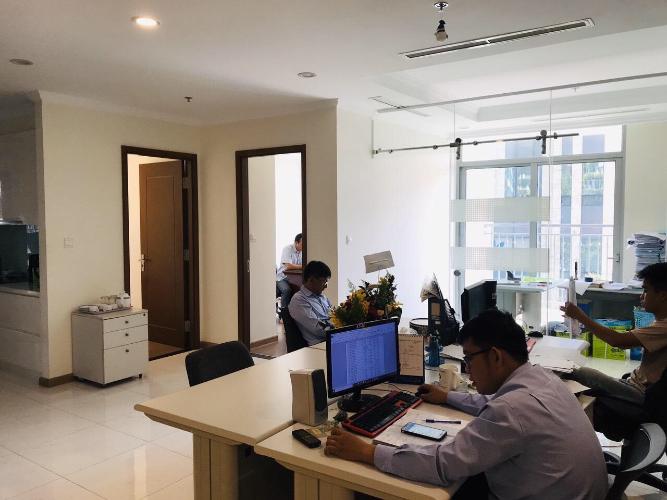 Phòng khách Cho thuê căn hộ 3 phòng ngủ Vinhomes Central Park, diện tích 126.6m2, thiết kế hiện đại, dọn vào ở ngay.