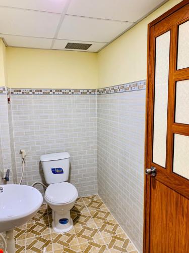 Toilet nhà phố HÓC MÔN Bán nhà xã Bà Điểm, Hóc Môn, sổ đỏ, hướng Tây Nam, cách chợ Bà Điểm 1km