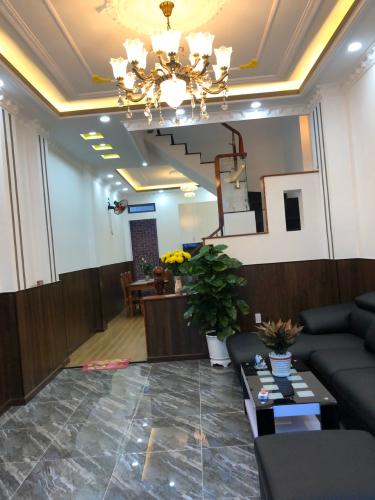 Phòng khách Nhà phố cửa chính hướng Tây, khu dân cư an ninh hiện hữu.