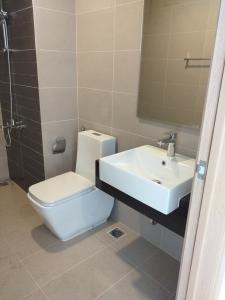 Nhà tắm căn hộ Sunrise CityView Office-tel Sunrise CityView tầng thấp, view thành phố thoáng mát.