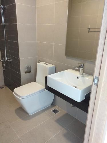 Nhà tắm căn hộ Sunrise CityView Office-tel Sunrise CityView tầng thấp, view thành phố thoáng mát.