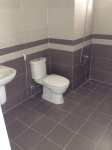 Toilet căn hộ THE PARK RESIDENCE Bán căn hộ The Park Residence 2PN, tầng thấp, diện tích 62m2, không có nội thất