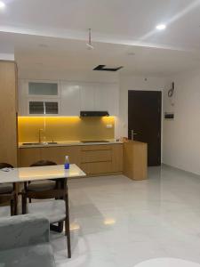 Cho thuê căn hộ Sunrise Riverside 2 phòng ngủ thuộc tầng trung, diện tích 70m2