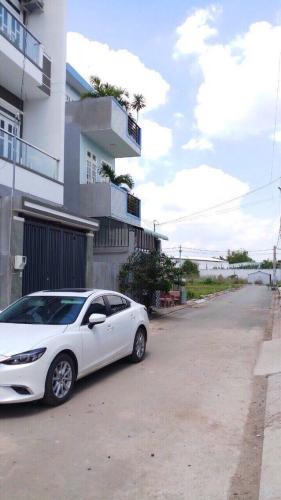 Đường trước nhà phố Quận 9 Bán nhà đường Võ Văn Hát, Quận 9, sổ hồng, hướng Tây Nam, cách THPT Long Trường 400m