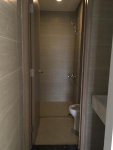 Toilet Vinhomes Grand Park Quận 9 Căn hộ Vinhomes Grand Park tầng trung, không nội thất, thoáng mát.