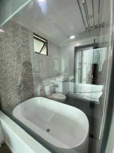 Phòng tắm căn hộ Feliz en Vista Căn hộ Feliz En Vista nội thất cao cấp đầy đủ, tầng cao view thành phố