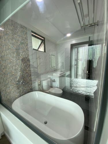 Phòng tắm căn hộ Feliz en Vista Căn hộ Feliz En Vista nội thất cao cấp đầy đủ, tầng cao view thành phố